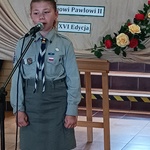 Dziewczynka w harcerskim stroju śpiewa piosenkę.jpg