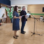 przewodniczący odczytuje werdykt jury_ obok kobieta trzyma dyplomy.jpeg