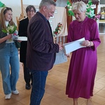 Pani Ewa dziękuje przewodniczącemu jury za pracę.jpg
