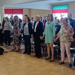 Goście oraz publiczność na stojąco śpiewają Barkę.jpg