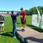 Dekoracja ucznia kl. 6b Juliana K. srebrnego medalisty biegu na 60 i 200m w Igrzyskach D.jpg
