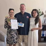 Dyrektor Szkoły p. Anna Satuła trzymająca nagrodę - voucher oraz dyplom w gabinecie razem z p. Katarzyną Koluch i p. Wiesławem Koluchem.