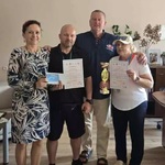 Dyrektor Szkoły p. Anna Satuła trzymająca puchar razem z nauczycielami przygotowującymi uczniów, p. Danielem Siegieniem, p. Małgorzatą Dąbrowską  i organizatorem turnieju p. Wiesławem Koluchem