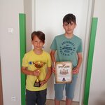 Chłopcy trzymający duży puchar i dyplom