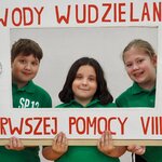 Uczestnicy zawodów pozują z okazjonalną fotoramką.