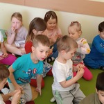 Dzieci z grupy Biedronki robią świeczki z wosku pszczelego..jpg