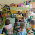 Chłopiec z grupy pszczółki pokazuje reszcie uczestników plaster wosku..jpg