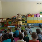 Chłopiec z grupy Sówki przebiera się w specjalny stroj pszczelarski..jpg