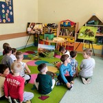 Dzieci z grupy Motylki oglądają prezentację dotyczącą pszczół..jpg