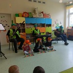 Dzieci z grupy Sówki i Motylki grają na cymbałkach podczas audycji muzycznej..jpg