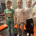 Dzieci z grupy Pszczółki pozują do zdjęcia na trampolinie w sali zabaw..jpg
