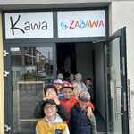 Przedszkolaki pozują do zdjęcia przed wejściem do sali zabaw..jpg