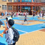 Uczniowie bawią się na patio przy szkole.jpg
