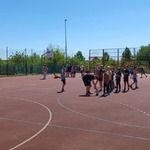 Uczniowie na boisku szkolnym grają w różne  gry sportowe.jpg
