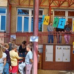 Uczniowie stoją w kolejce do malowania twarzy.jpg