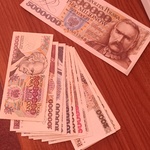 Plik banknotów o milionowych wartościach.jpg
