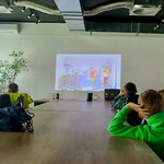 Uczniowie oglądają film animowany na temat wędrówki ścieków z domów do oczyszczalni.jpg