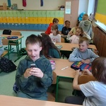 Chłopiec próbuje uruchomić starszy typ telefonu komórkowego.jpg