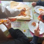 uczniowie jedzą pizzę