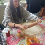 dziewczynka wałkuje ciasto na pizzę
