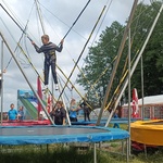 Dzieci skaczą na eurobungee.jpg