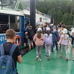 Dzieci wchodzą na statek na rejs po jeziorze.jpg