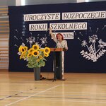 Pani Dyrektor trzyma dzwonek w wysoko uniesionej ręce.JPG