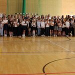 Zdjęcie przedstwia dużą grupę uczniów edukacji wczesnoszkolnej_ nauczycieli orz rodziców z.jpg