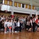 Zdjęcie przedstwia dużą grupę uczniów klas pierwszych_ stojących w rzędach wraz z nauczyci.jpg