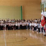 Zdjęcie przedstawia dużą grupę uczniów klas drugich wraz z nauczycielami i rodzicami na sa.jpg