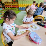 Dziewczynka i chłopiec z grupy Misie wykonują pracę plastyczną..jpg