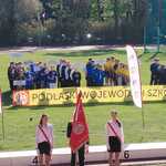 Na pierwszym planie poczet ze sztandarem Szkolnego Związku Sportowego_ z tyłu delegacje uczniów.jpg