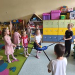Dzieci z grupy Motylki podczas zabaw na Dzień Przedszkolaka..jpg