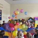 Dzieci z grupy Motylki podczas zabaw z chustą i balonami..jpg