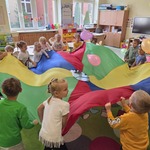 Zabawy z chustą animacyjną w grupie Biedronki z okazji Dnia Przedszkolaka..jpg