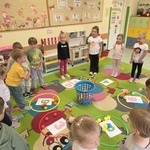 Zabawy z kolorowymi piłkami w grupie Biedronki w Dniu Przedszkolaka..jpg