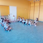 Dzieci z grupy Misie podczas aktywnego uczestniczenia w zajęciach sportowych..jpg