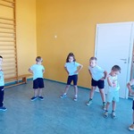 Dzieci z grupy Misie podczas rozgrzewki przed ćwiczeniami..jpg
