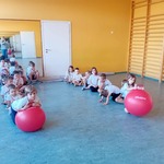 Dzieci z grupy Misie podczas udziału w zajęciach w ramach Europejskiego Dnia Sportu Szkolnego..jpg