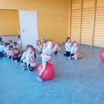Dzieci z grupy Misie podczas udziału w zajęciach sportowych..jpg
