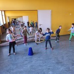 Dzieci z grupy Motylki podczas zajęć sportowych z różnymi akcesoriami..jpg