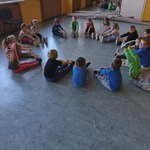 Dzieci z grupy Motylki podczas zajęć sportowych..jpg