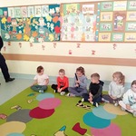 Policjanci prezentują dzieciom krótkofalówkę i pralkę policyjną..jpg