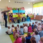 Dzieci z oddziałów przedszkolnych poznają Deszczówkę..jpg
