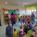 Dzieci z przedszkola tańczą lambada podczas muzycznej wycieczki do Brazylii..jpg