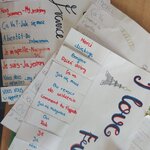 Zadania na kartkach wykonane przez uczniów na lekcjach języka francuskiego. 