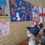 Uczniowie oglądają plakaty wykonane na dzień angielski.