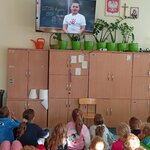Na zdjęciu widać grupę dzieci świetlicowych_ które oglądają film edukacyjny  Stop agresji_.jpg