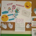 Na zdjęciu widać plakat wykonany podczas zajęć. Na dużym arkuszu z napisem - Stop Agresji-.jpg