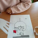 Na zdjęciu widać ucznia uzupełniającego kartę z zadaniem przeprowadzonym podczas zajęć - S.jpg